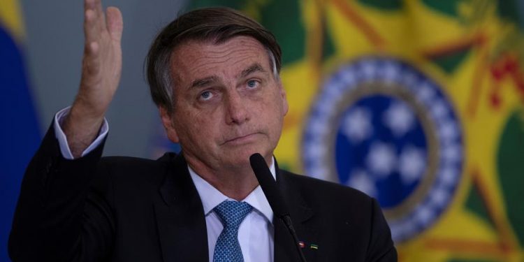 Bolsonaro faz duro discurso com recados ao STF
