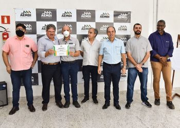 Blocos doados pela Usiminas pavimentam área da Aemdi