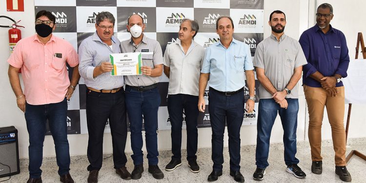 Blocos doados pela Usiminas pavimentam área da Aemdi