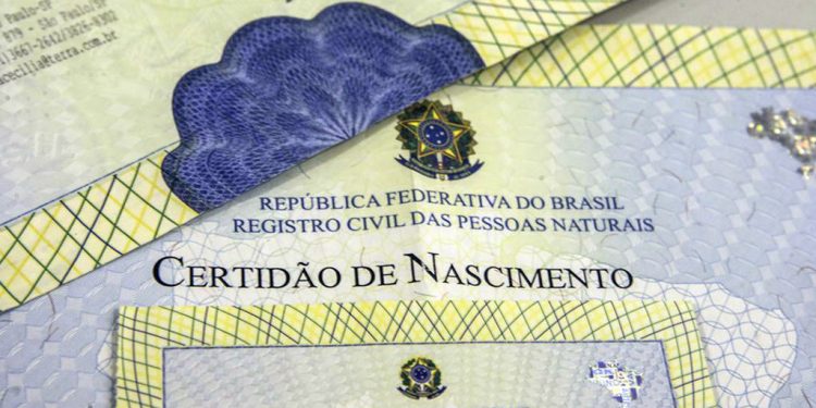 Brasil reduz subnotificação de nascimentos e mortes, indica IBGE