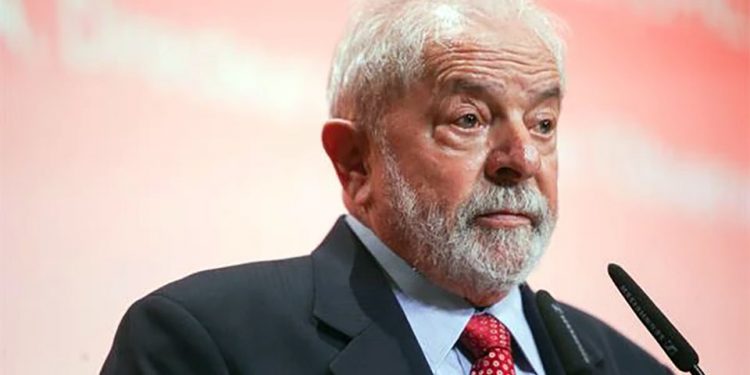 Lula diz que demitirá militares de cargos comissionados