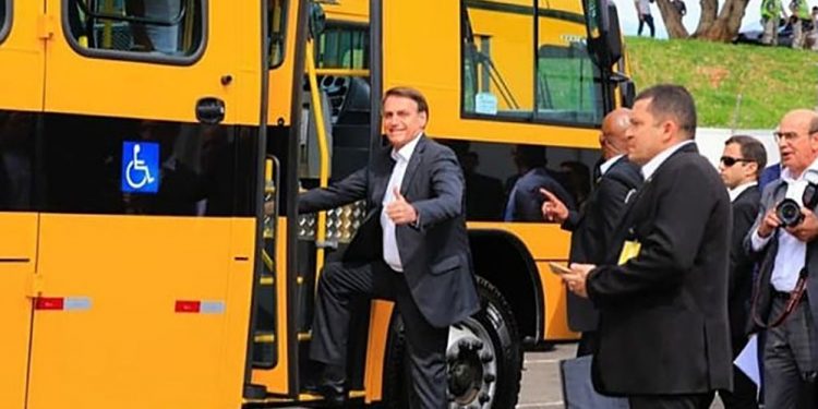 Governo Bolsonaro já fez a entrega de mil ônibus escolares em 2022