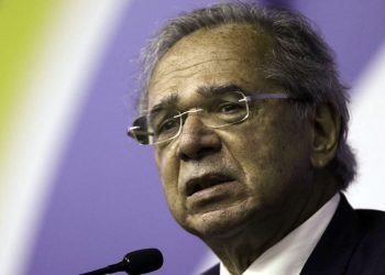 Conta de luz cairá 18% sem pôr empresas em risco, diz ministro