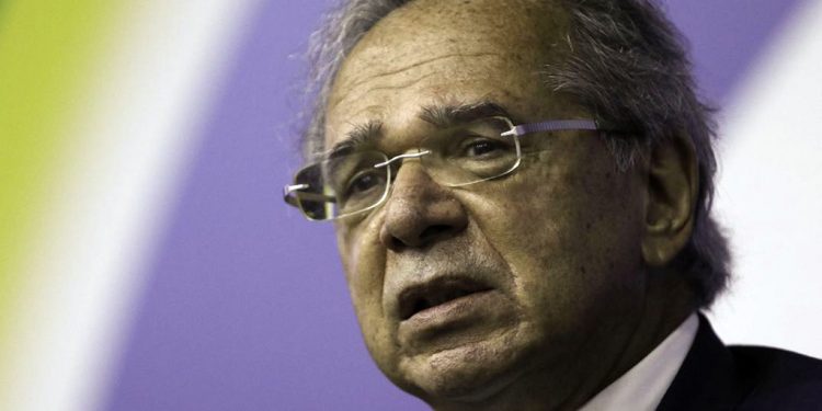 Conta de luz cairá 18% sem pôr empresas em risco, diz ministro