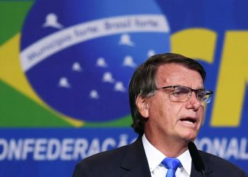 Bolsonaro se reúne com dona do WhatsApp e empresa nega acordo com o TSE