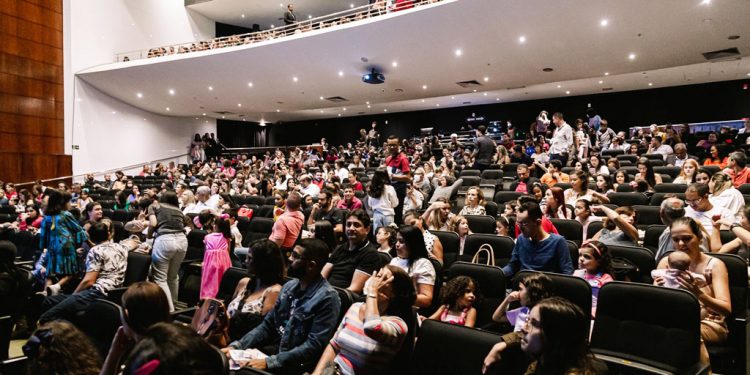 “Cinderella, o Musical da Broadway”, estreia com teatro lotado em Ipatinga