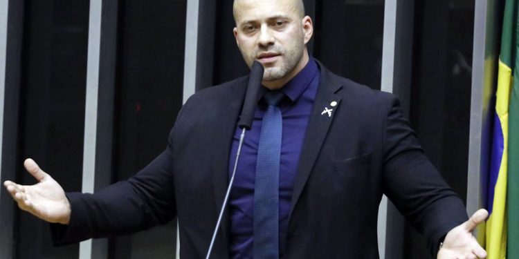 Deputado Daniel Silveira é multado novamente, agora em R$ 135 mil