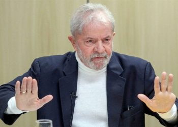 Ao defender fim do teto de gastos, Lula promete quebrar o país, diz jornal