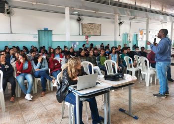 Creas de Ipatinga realiza campanha Maio Laranja nas escolas municipais