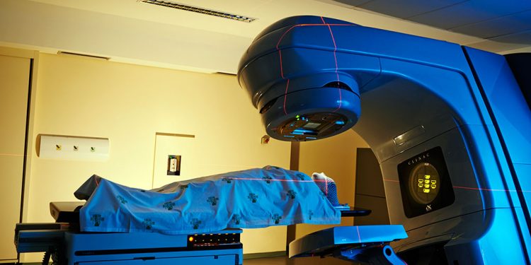 Tecnologia inovadora oferece tratamento do câncer por radioterapia no HMC