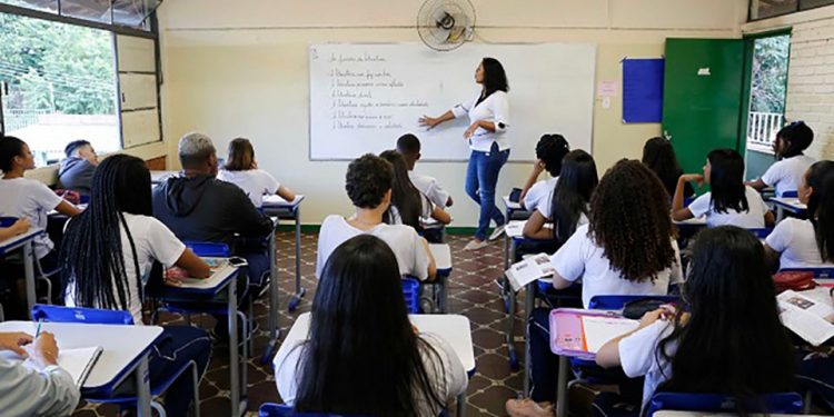 Minas publica a nomeação de 1 mil professores aprovados em concurso da Educação 