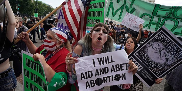 Suprema Corte dos EUA derruba direito ao aborto