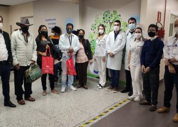 Pacientes que perderam a voz recebem laringes eletrônicas no HMC
