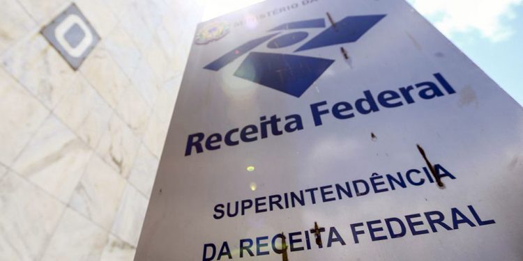 Receita Federal deixa de exigir autenticação de documentos