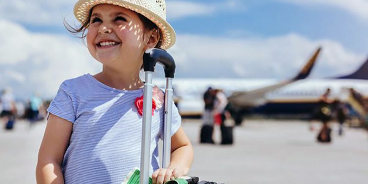 Vai viajar com criança? Saiba os cuidados que devem ser tomados no embarque