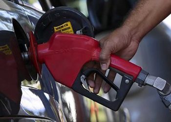 Governador anuncia redução do ICMS sobre gasolina, energia elétrica e internet