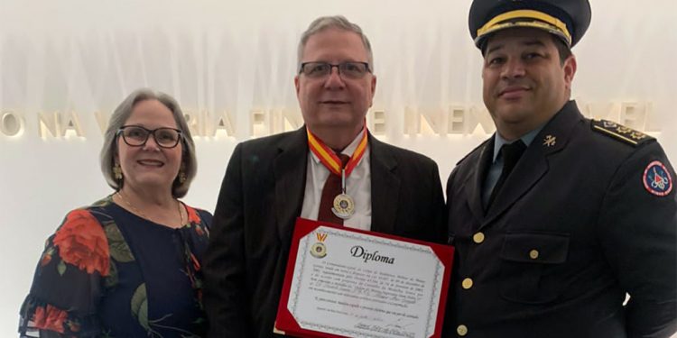 Presidente da Fiemg Vale do Aço recebe homenagem do Corpo de Bombeiros