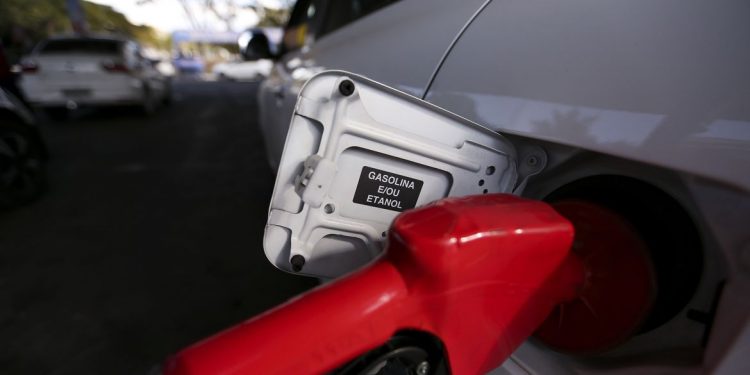 Petrobras reduz preço da gasolina pela segunda vez seguida
