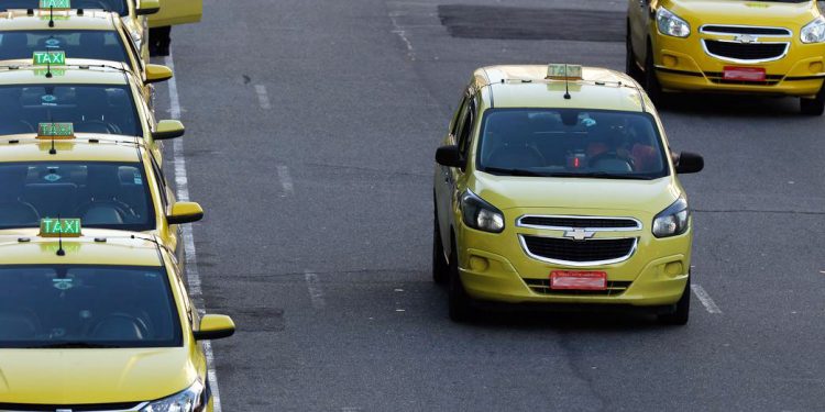 Prefeituras farão cadastro para o auxílio taxista