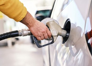 Petrobras reduz em R$ 0,18 o preço da gasolina a partir desta terça