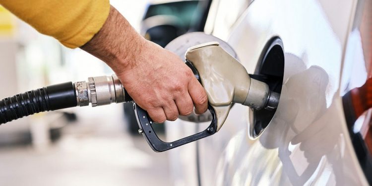 Petrobras reduz em R$ 0,18 o preço da gasolina a partir desta terça
