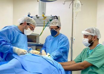HMC realiza cirurgia inédita para implante de prótese fonatória
