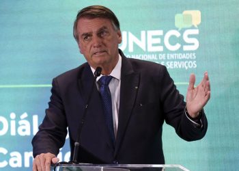 Bolsonaro diz que reajustará salário de servidores em 2023