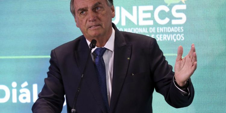 Bolsonaro diz que reajustará salário de servidores em 2023