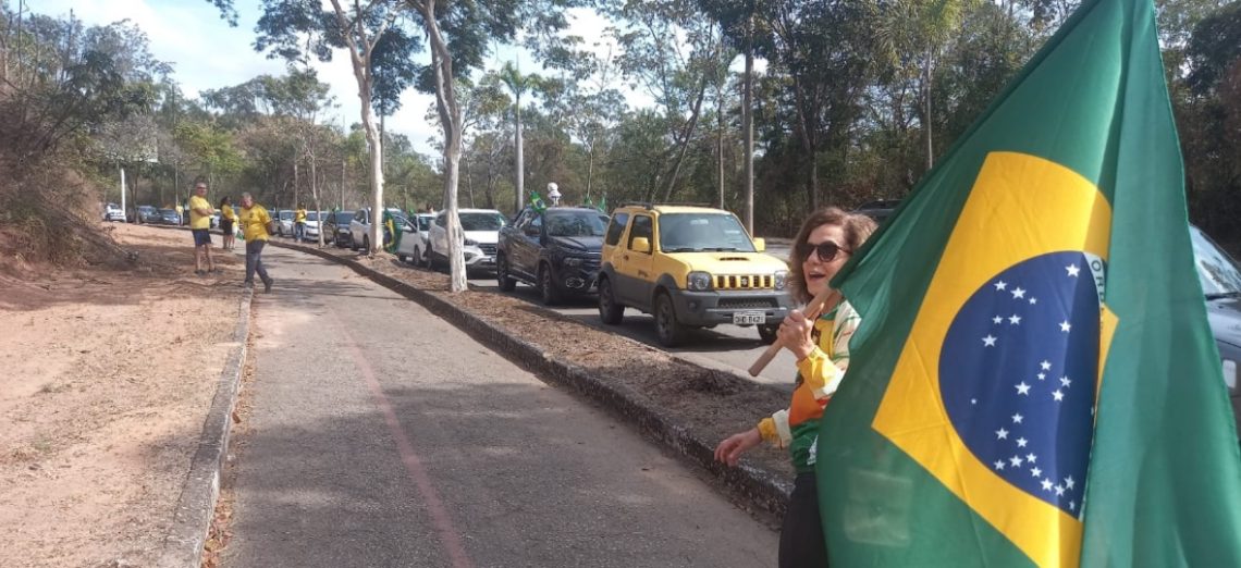 BICENTENÁRIO: Veículos se concentram para carreata