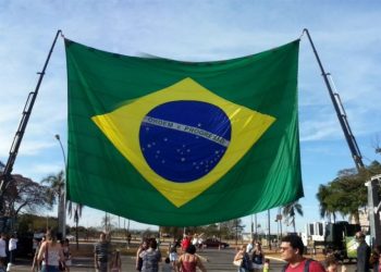 Jornalista da CNN diz que na bandeira do Brasil está escrito “independência ou morte”
