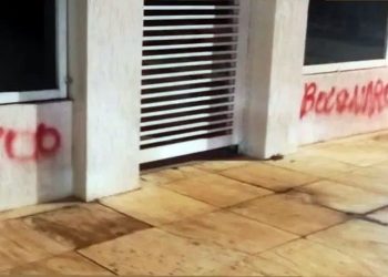 Ex-mulher de Bolsonaro sofre emboscada e carro é apedrejado
