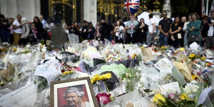 Bolsonaro confirma presença em funeral da rainha Elizabeth II