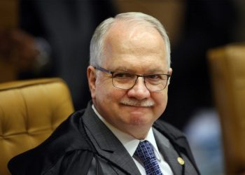 Fachin suspende decretos de Bolsonaro e restringe número de armas e munições