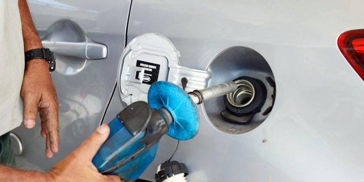 Petrobras reduz em R$ 0,25 preço do litro de gasolina nas distribuidoras