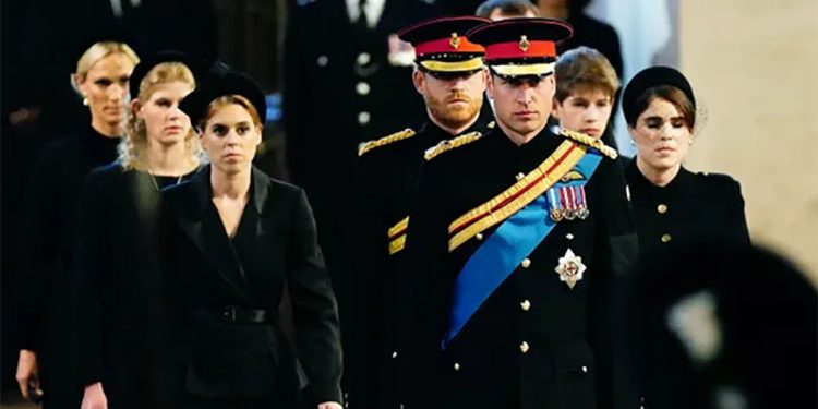 Príncipe Harry está arrasado por remoção de símbolo em traje militar