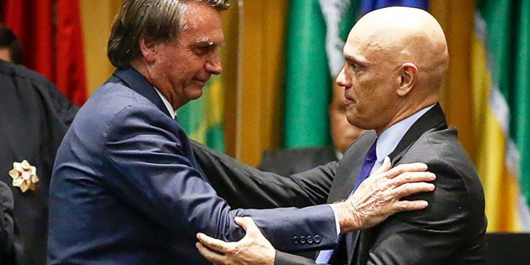 Bolsonaro diz que deu uma faca de presente a Alexandre de Moraes