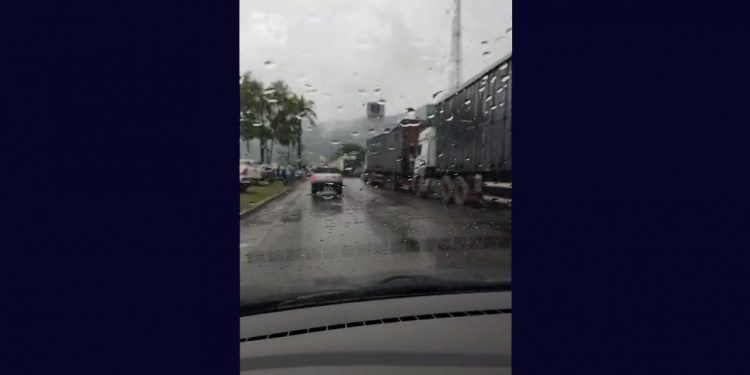 Em protesto, caminhoneiros fazem paralização na BR-381 em Ipatinga