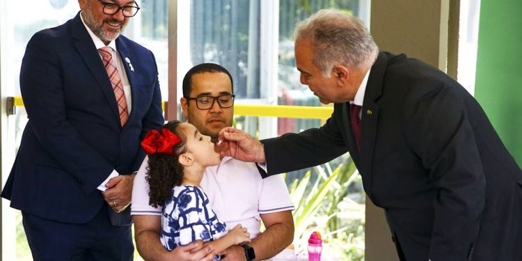 Ministro faz novo apelo para vacinação de crianças contra a pólio