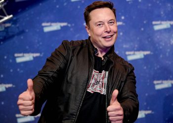 Bilionário Elon Musk afirma que comprou Twitter