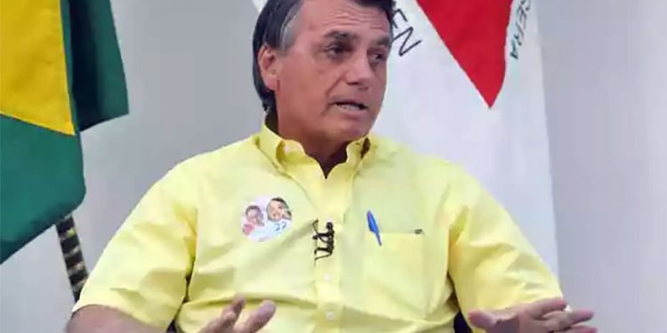 Bolsonaro diz que vai desonerar folha do setor de saúde