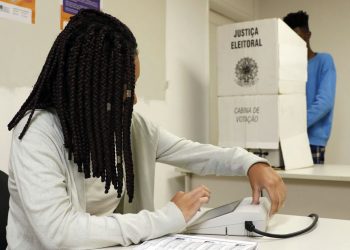 Mesários faltosos no 1° turno têm até hoje para justificar ausência