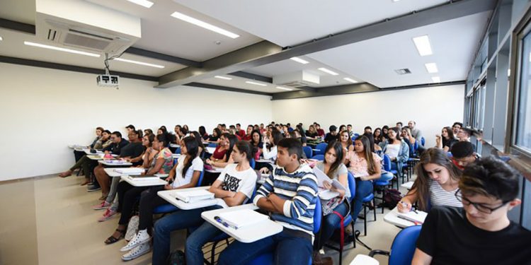 Alunos da rede estadual já estão na contagem regressiva para o primeiro dia do Enem