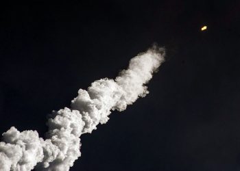 Espanha fecha espaço aéreo por queda de destroços de foguete chinês