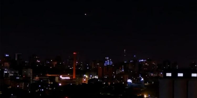 Pilotos avistam luzes estranhas no céu em Porto Alegre