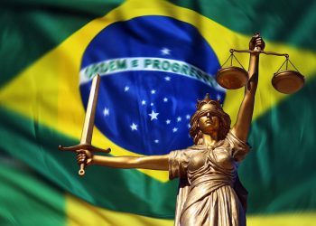 Posição igualitária de advogados e juízes em audiências e julgamentos se torna lei