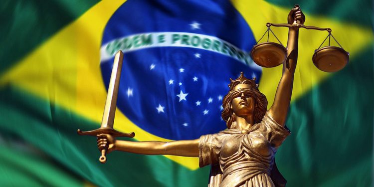 Posição igualitária de advogados e juízes em audiências e julgamentos se torna lei