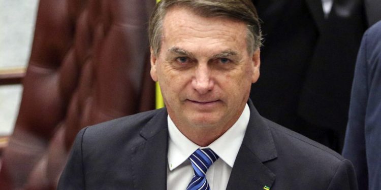 Bolsonaro concede indulto natalino a militares e policiais condenados