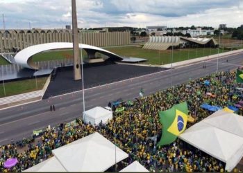 Raio atinge quatro pessoas no QG do Exército em Brasília