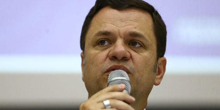 Após ser exonerado, Anderson Torres nega conivência com atos violentos