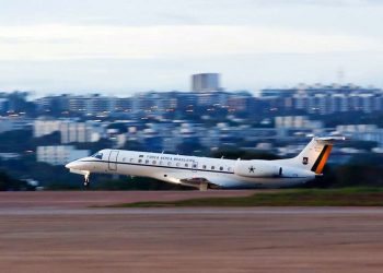 Ministros de Lula usam avião da FAB para esticar fim de semana em casa